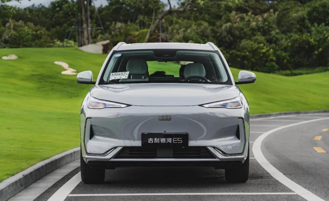 12万级纯电SUV：吉利银河E5远航版和海狮05EV智航版全方位对比