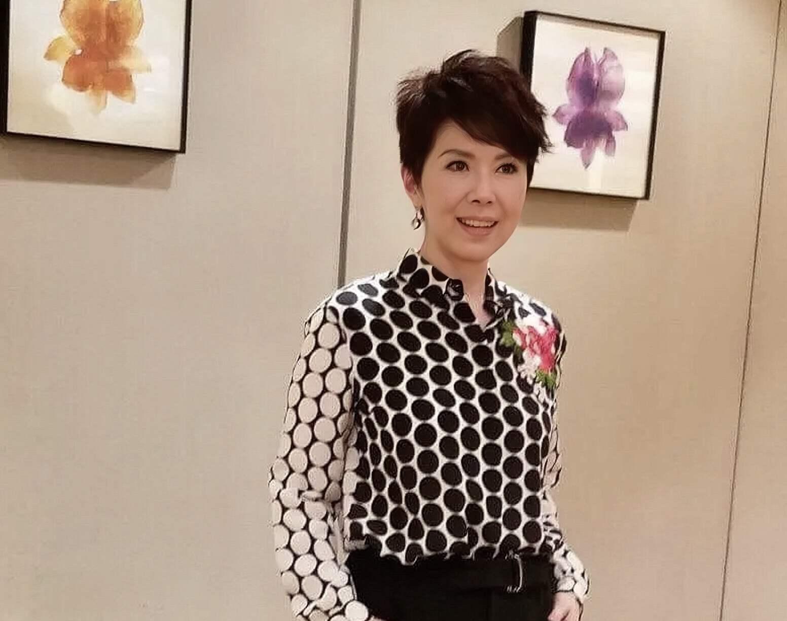 关菊英与同性伴侣周伟利恩爱近二十年,感情稳定依旧