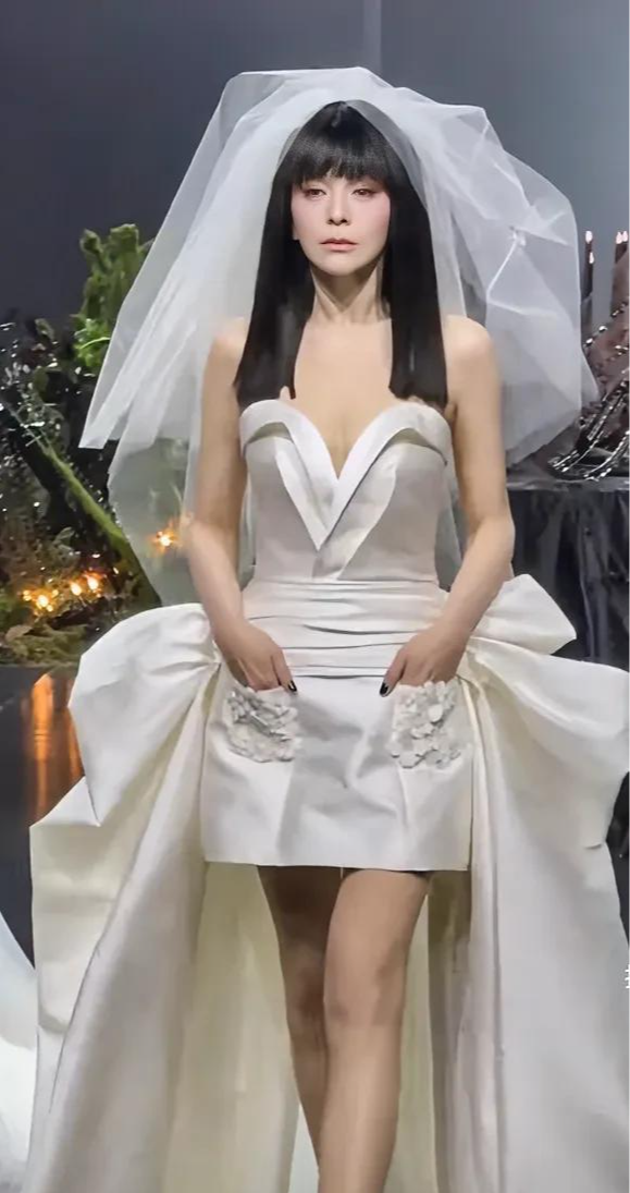 从荧幕到上海:54 岁 “雪姨” 颜值有变,火辣身材依旧