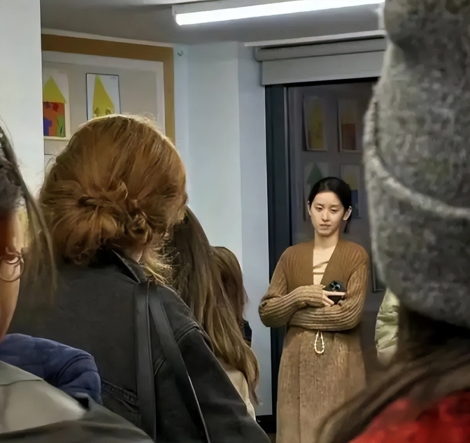 章泽天现实长啥样？看到路人镜头下的她，才终于理解强哥当年的话