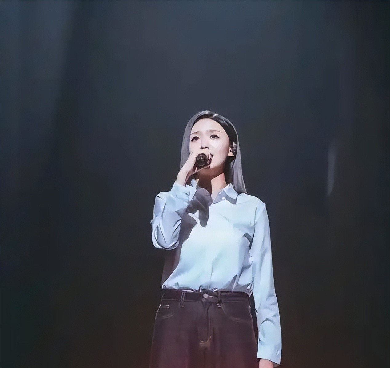 澄清关系7个月后再曝近况的云朵,终于摆脱了刀郎的影子