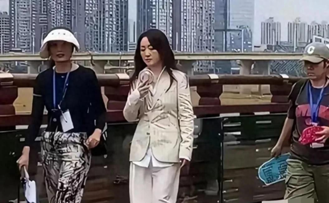 杨钰莹的路人照让人感到意外，她的真实形象与荧幕大相径庭