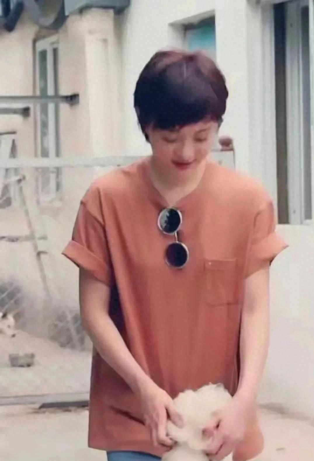 孙俪小区遛狗的样子，真让人惊喜一身休闲装素颜出镜很像邻家女孩