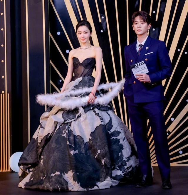 北京这一夜,李宇春穿钉子鞋、高叶变身“钢笔”,却被赵丽颖惊艳