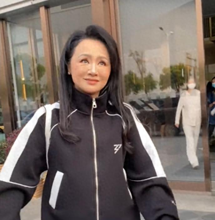 曹颖怎么回事？眼袋怎么不见了？脸肿如发面馒头、眼睛额头很奇怪