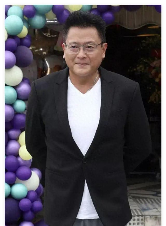 香港男星魏骏杰的前妻整容成瘾,下巴尖得堪比锥子,好像芭比娃娃