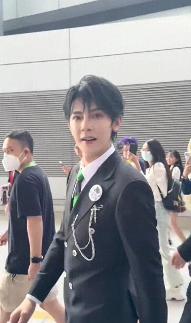 44岁汪东城最新活动曝光,黑西装绿领带帅出新高度