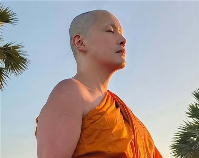 香港知名男星李日朗剃度出家，遭前女友单方面分手，疑看破红尘