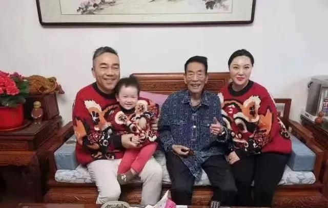 杨议，大年初三辟谣：哪有什么2+1？就是造谣，嘛造谣我都接着