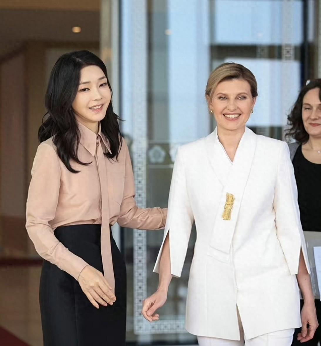 泽连斯基的妻子有多美？精致贵气才貌双全，两人恋爱八年育有两子