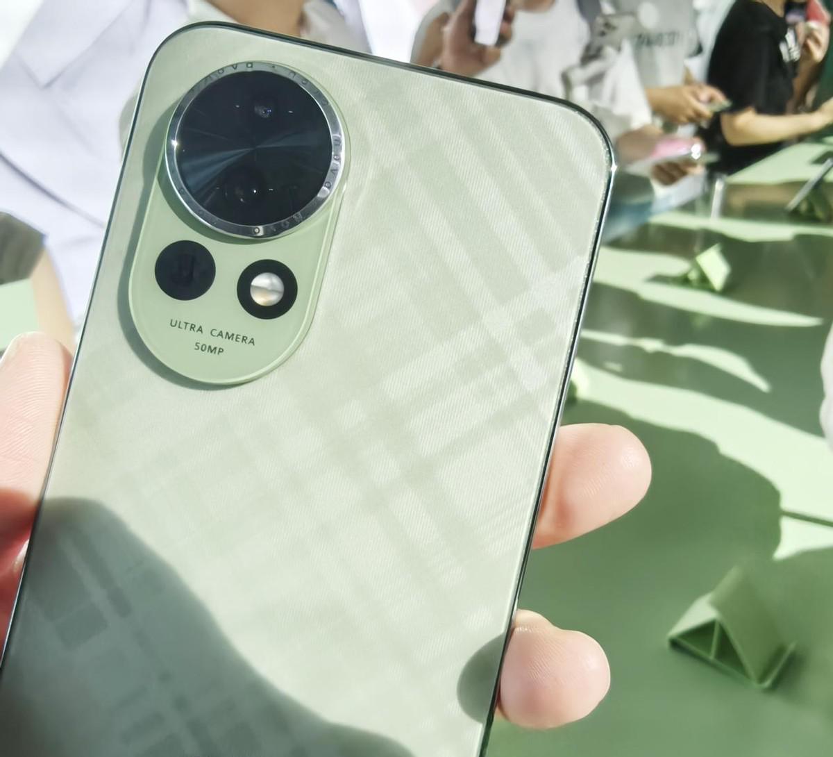 華為剛曝光的新機(jī)，花粉們都炸了！