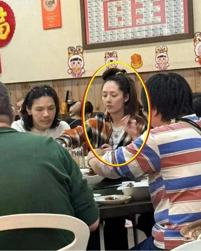 豪门媳妇不好当?郭碧婷素颜聚餐状态疲惫,向佐造型不修边幅