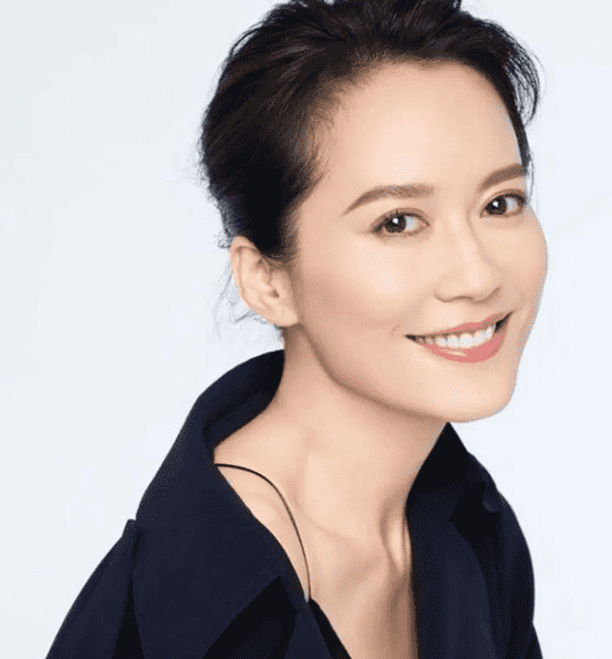 演员俞飞鸿:不结婚不生子,和窦文涛相伴20年,53岁活成“少女”