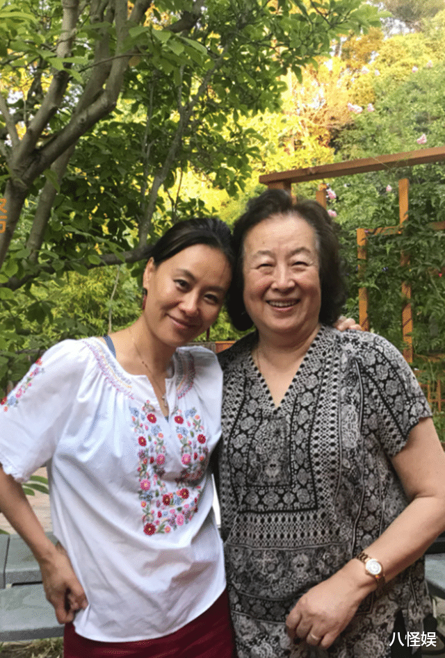 邬君梅家庭聚餐,84岁朱曼芳老的快认不出来,母女喝啤酒感情真好