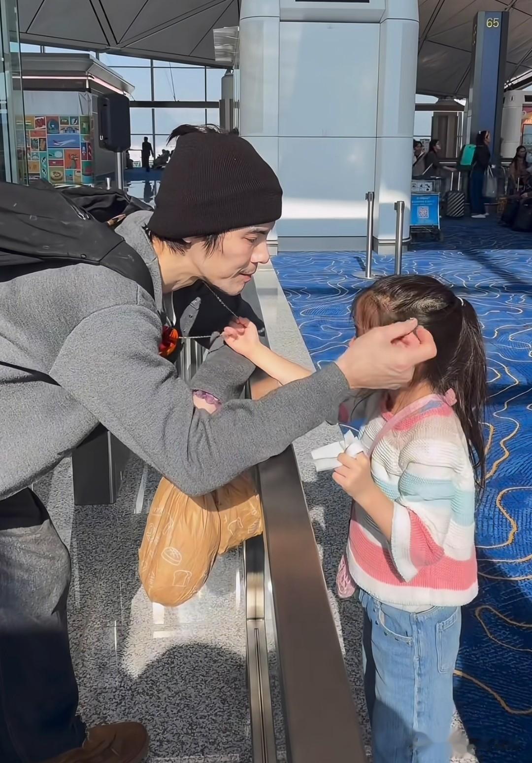 郭碧婷和女儿机场送向佐，向芷不舍爸爸大哭，隔着玻璃不愿意离去