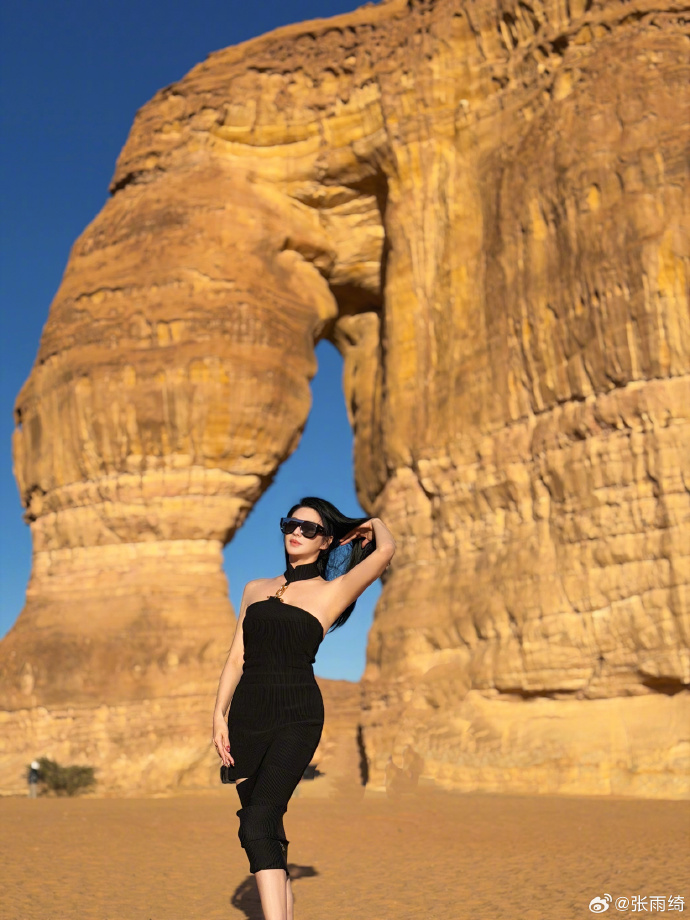 张雨绮晒沙漠浪漫照,身穿一身黑尽显狂野,夕阳美得刚刚好!