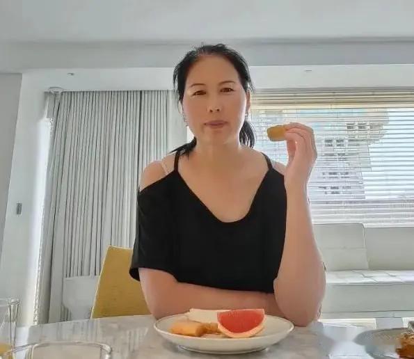 句句不提汪小菲,却句句在骂汪小菲,小杨阿姨绝地反击已留好退路