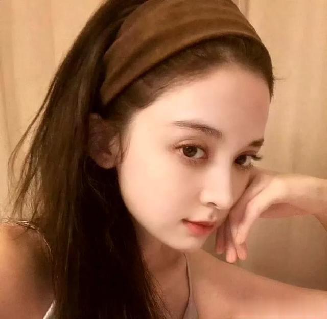 娜扎吃饭被偶遇,长发披散穿着简单随意,素颜状态也太好了吧!