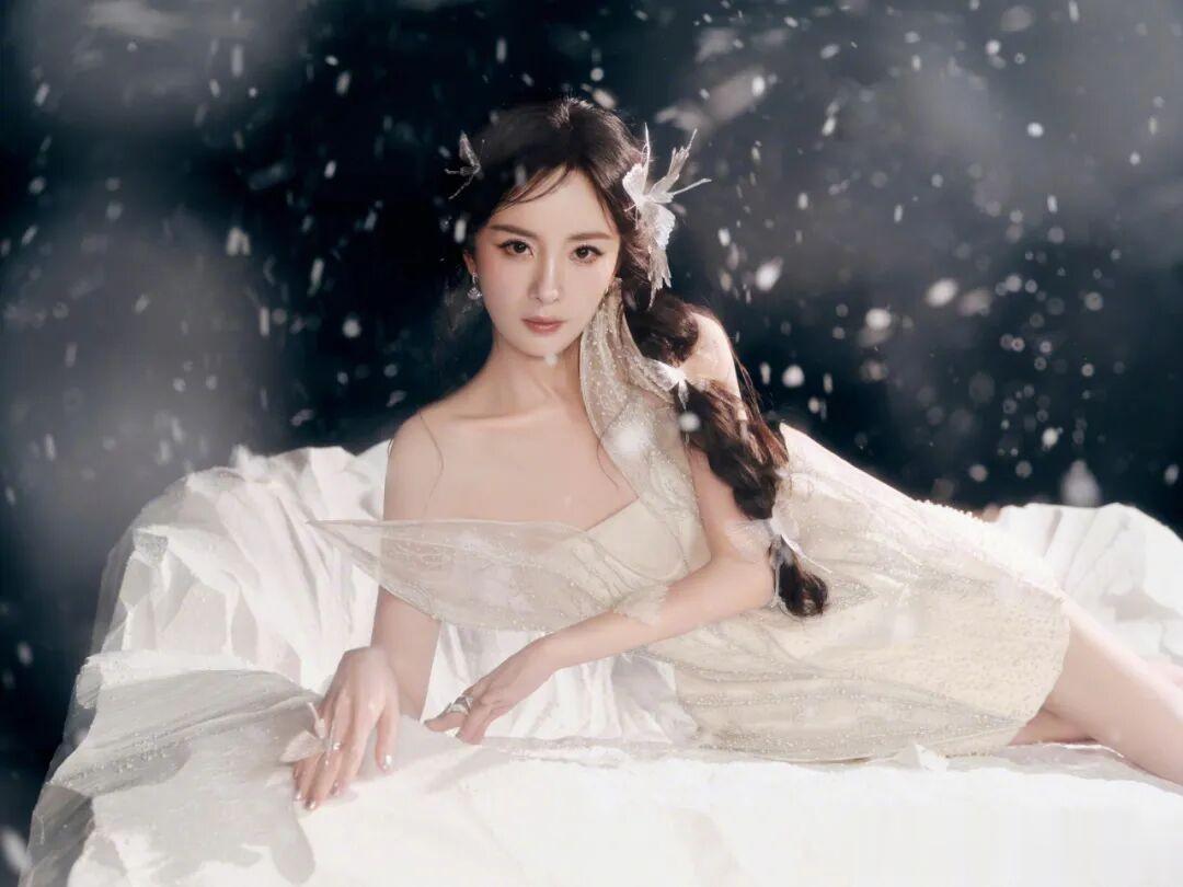 杨幂，悄然栖于她发间