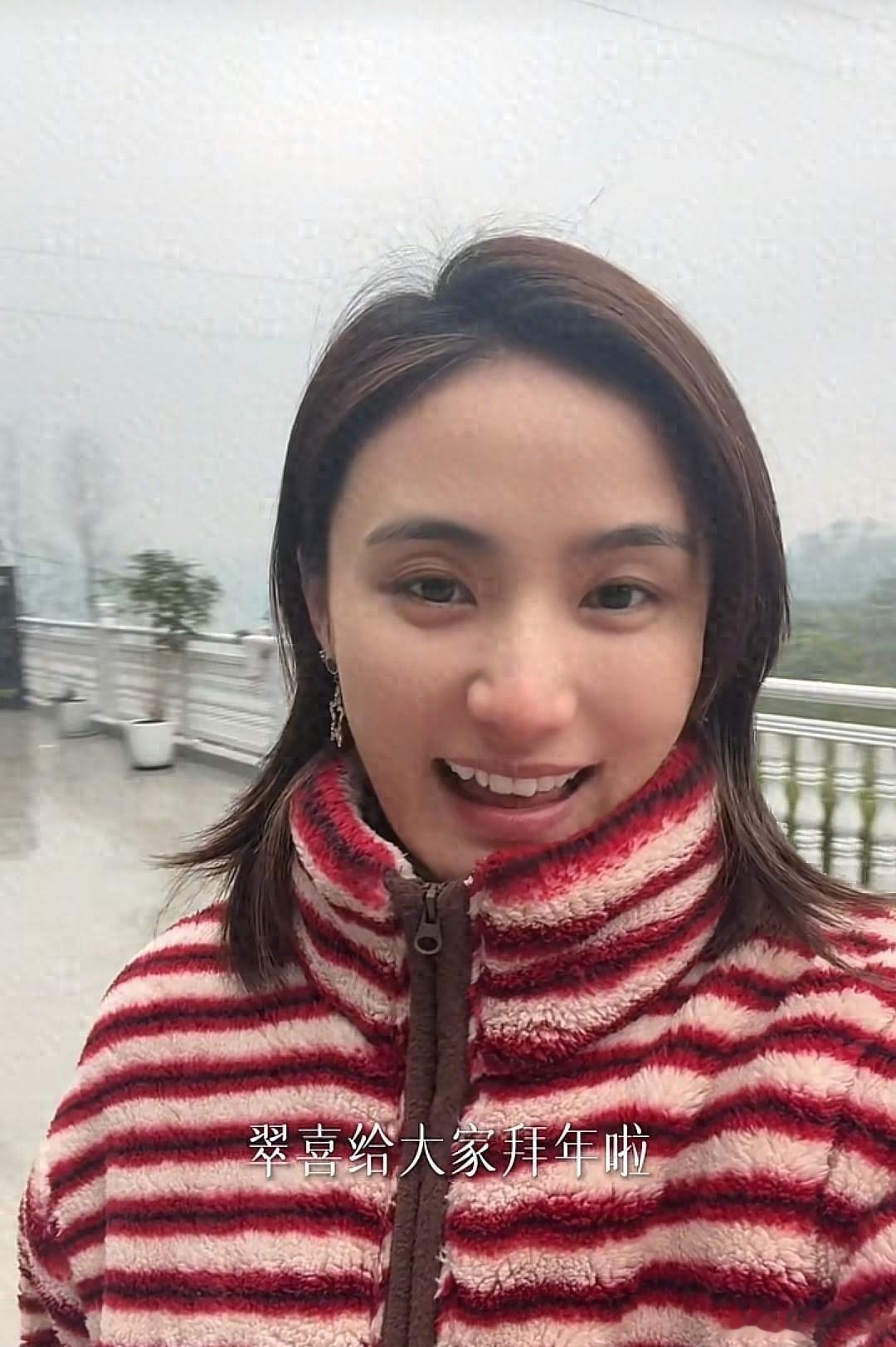 李亚鹏前妻回娘家过年，住村里山上大别墅，三层楼院子大到能跑步