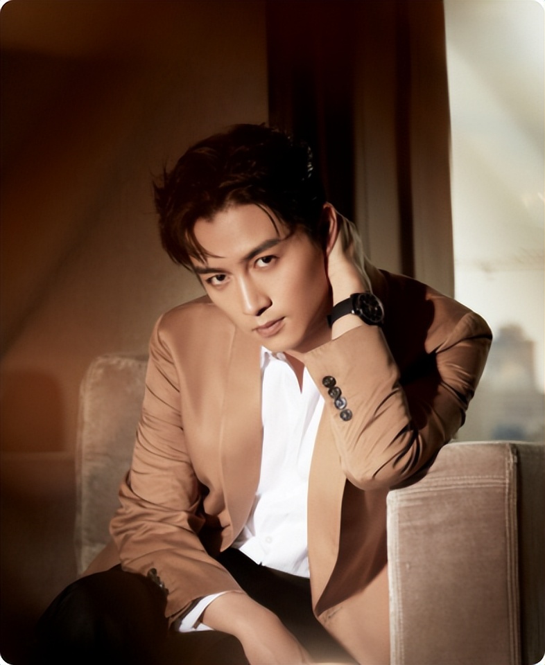 陈妍希傻眼了！想不到离婚8个月后，38岁陈晓竟依然是“抢手货”