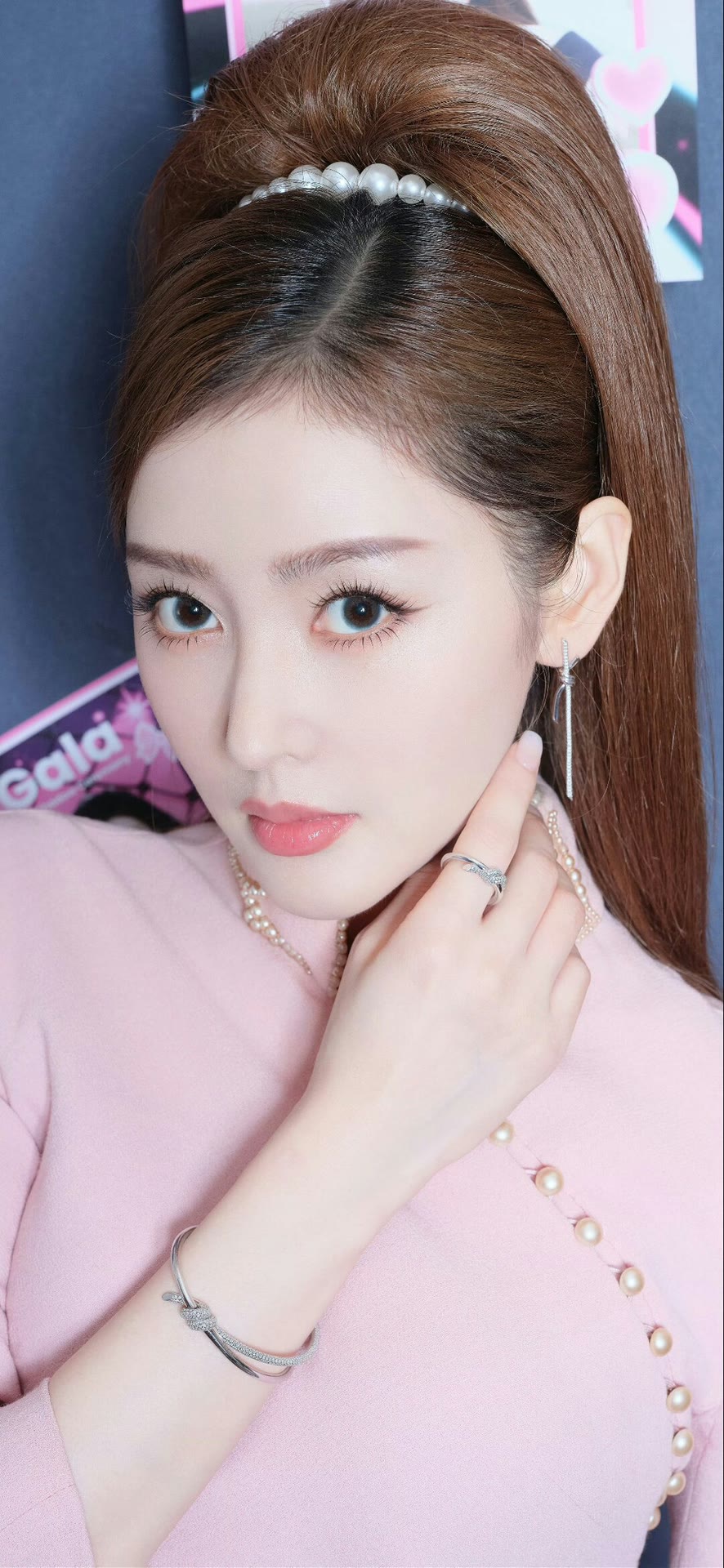 张天爱穿蓝羽裙露肩，钻饰耳饰美成清冷天鹅