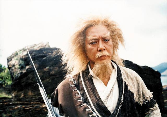 TVB老戏骨做完“两次大手术”心态转变，走秀腰板笔直，走路带风