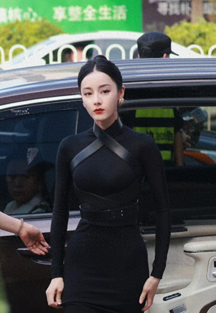 迪丽热巴紧身服有没有姐大的气质。