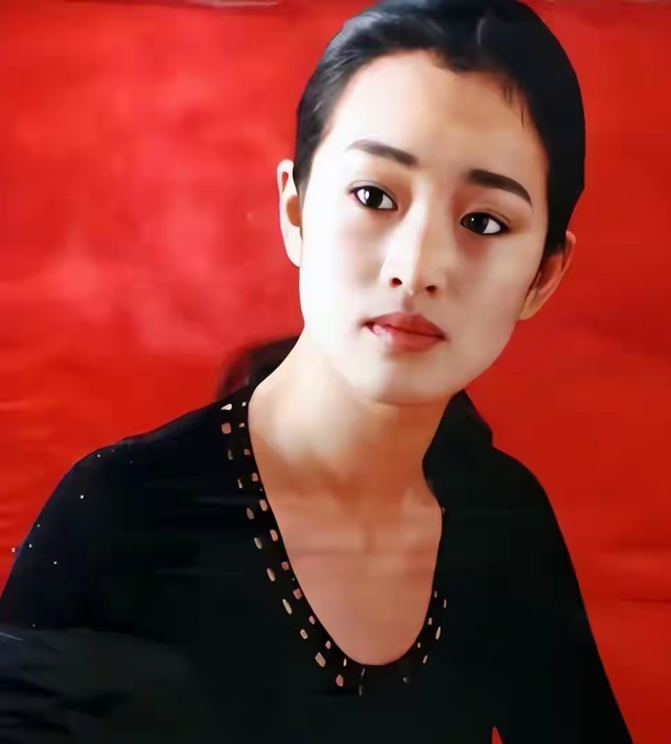 事实证明！陪马克龙回国的巩俐，早已活出另一番天地