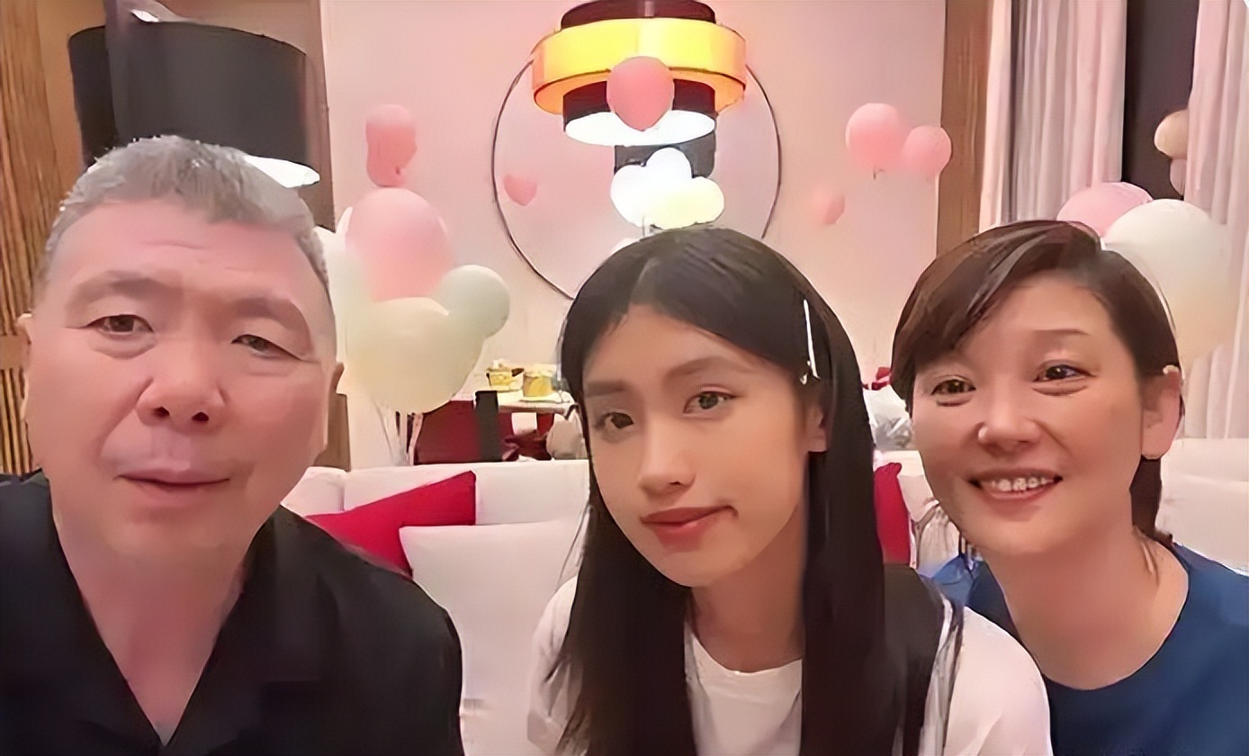 冯小刚也意想不到, 养女躲闪的表情, 暴露了他跟徐帆的真实婚姻状况