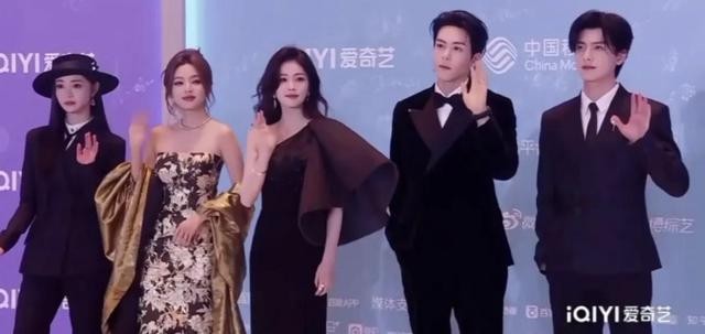 娱乐圈尖叫之夜，白鹿夹在两个女配中间输惨了！被嘲笑像保镖