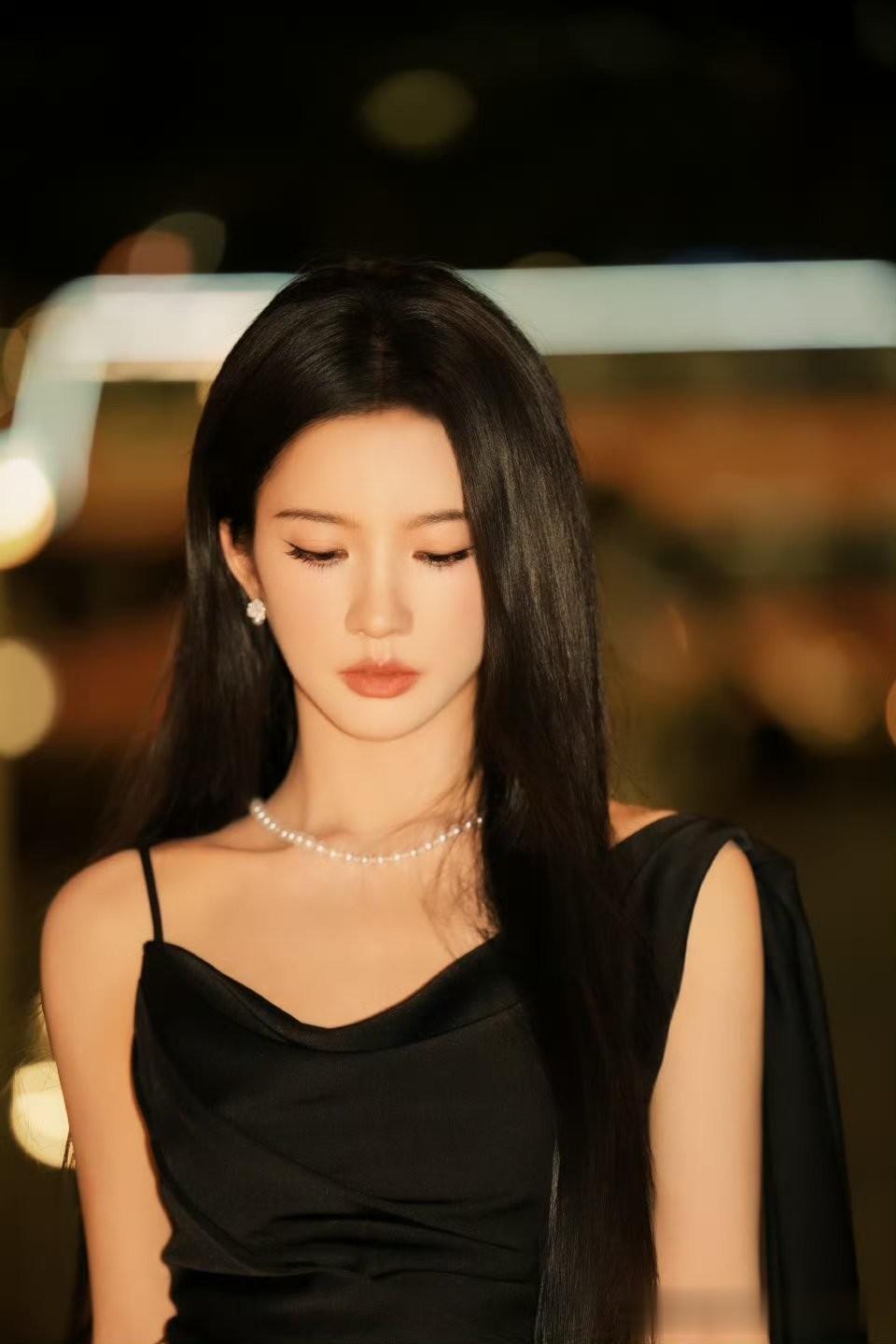 刘些宁黑裙夜色大片,优雅又迷人超惊艳!