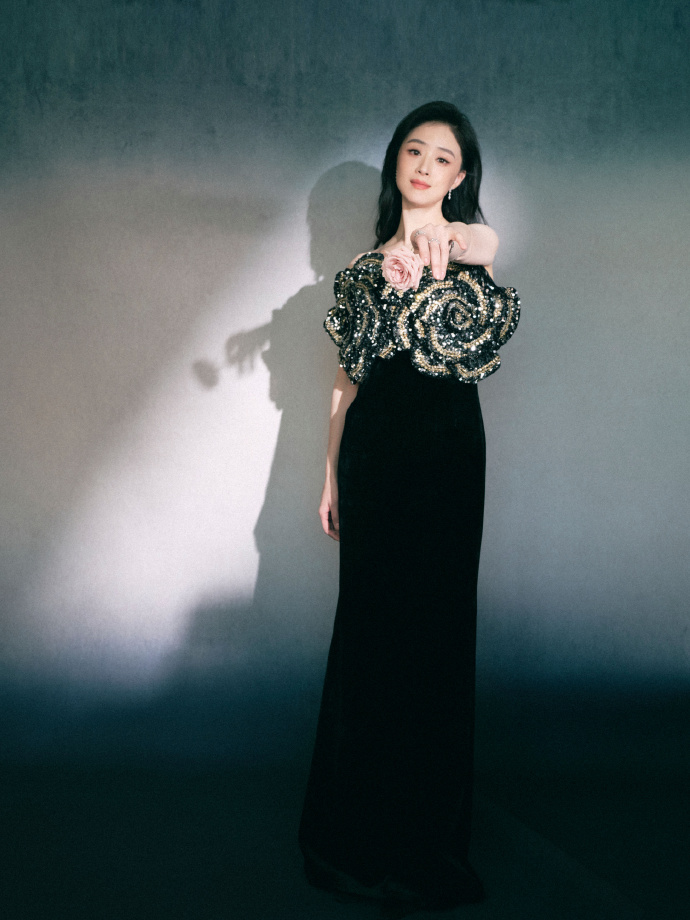 42岁蒋欣晒近照,穿粉色旗袍又瘦又养眼,小v脸美得过分