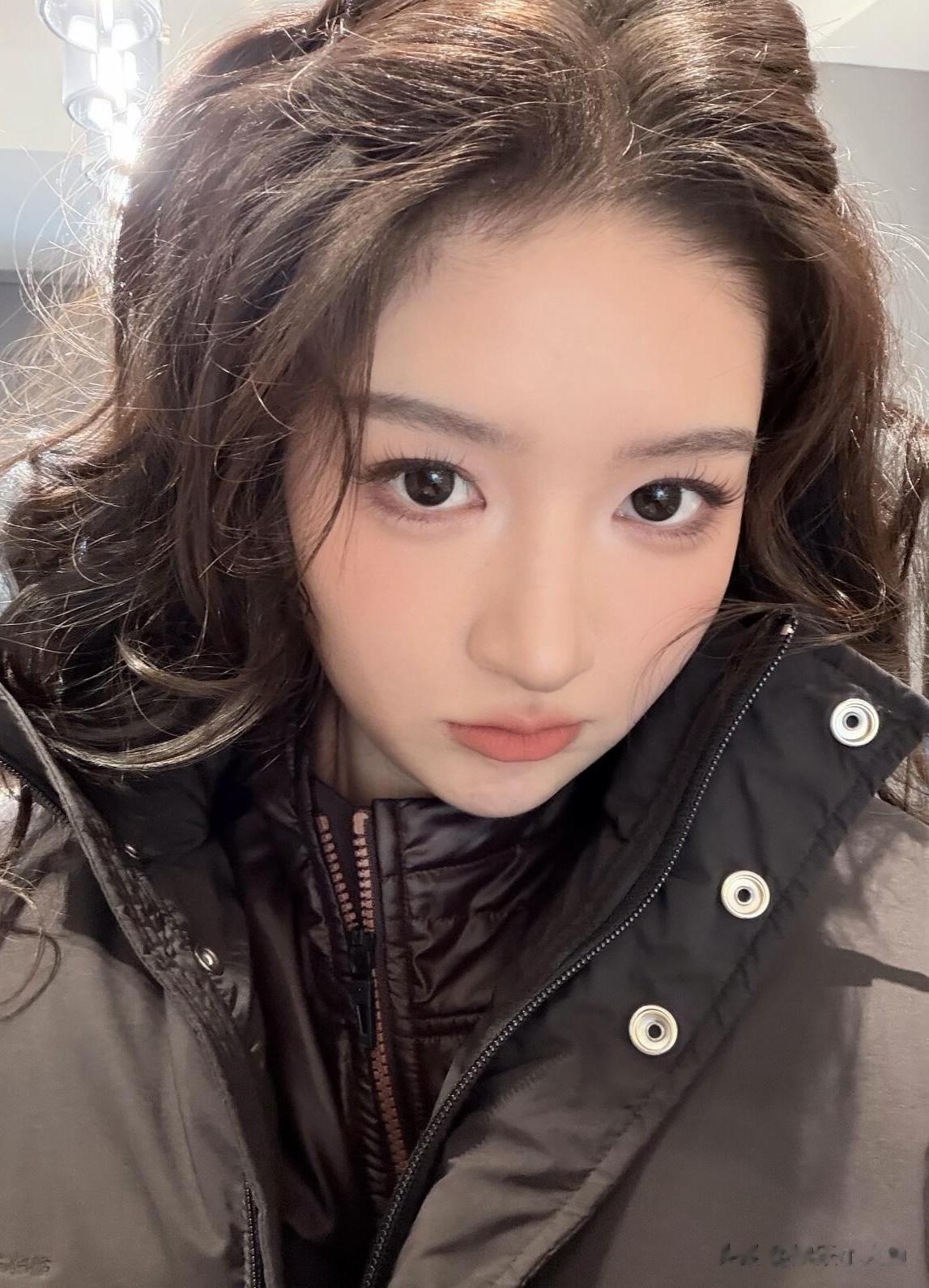 王玉雯北京出席线下活动，一袭浪漫波浪卷造型，这优雅范儿太绝了