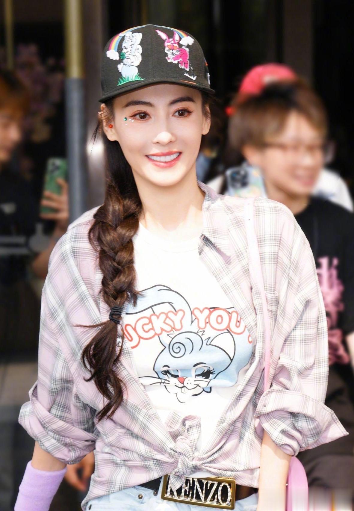 又是被张柏芝美哭的一天!格子衬衫搭配印花牛仔裤,状态好到发光