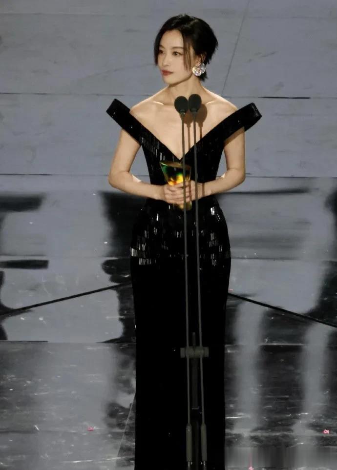 倪妮新剪了短发气质更高级！一袭深V亮片裙亮相，窈窕曲线好抢镜