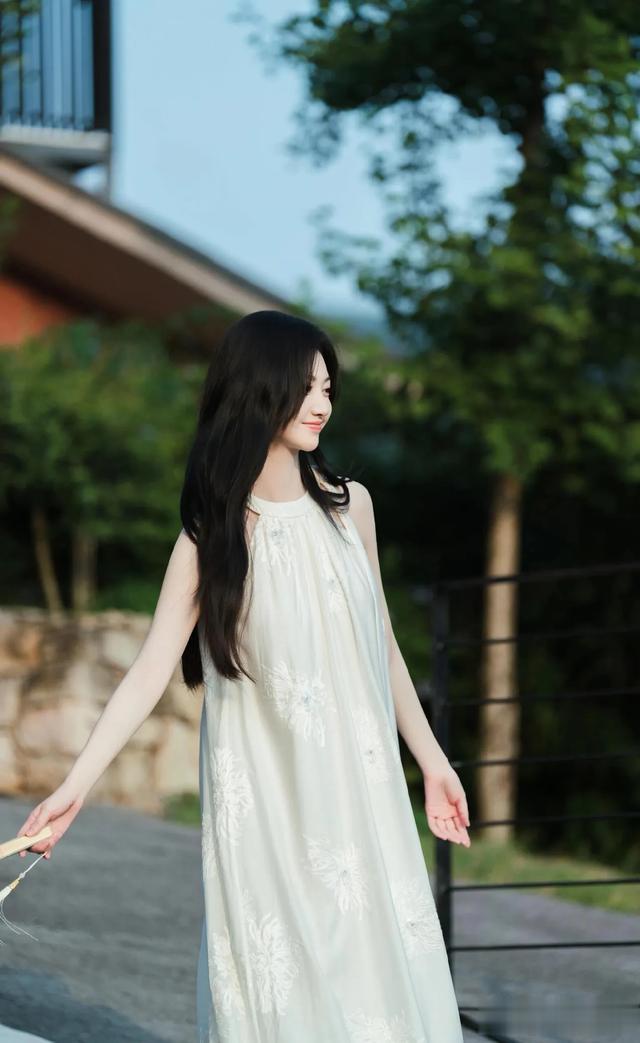 景甜把古典美刻进DNA了，素白长裙配珍珠耳饰，连头发丝都好美