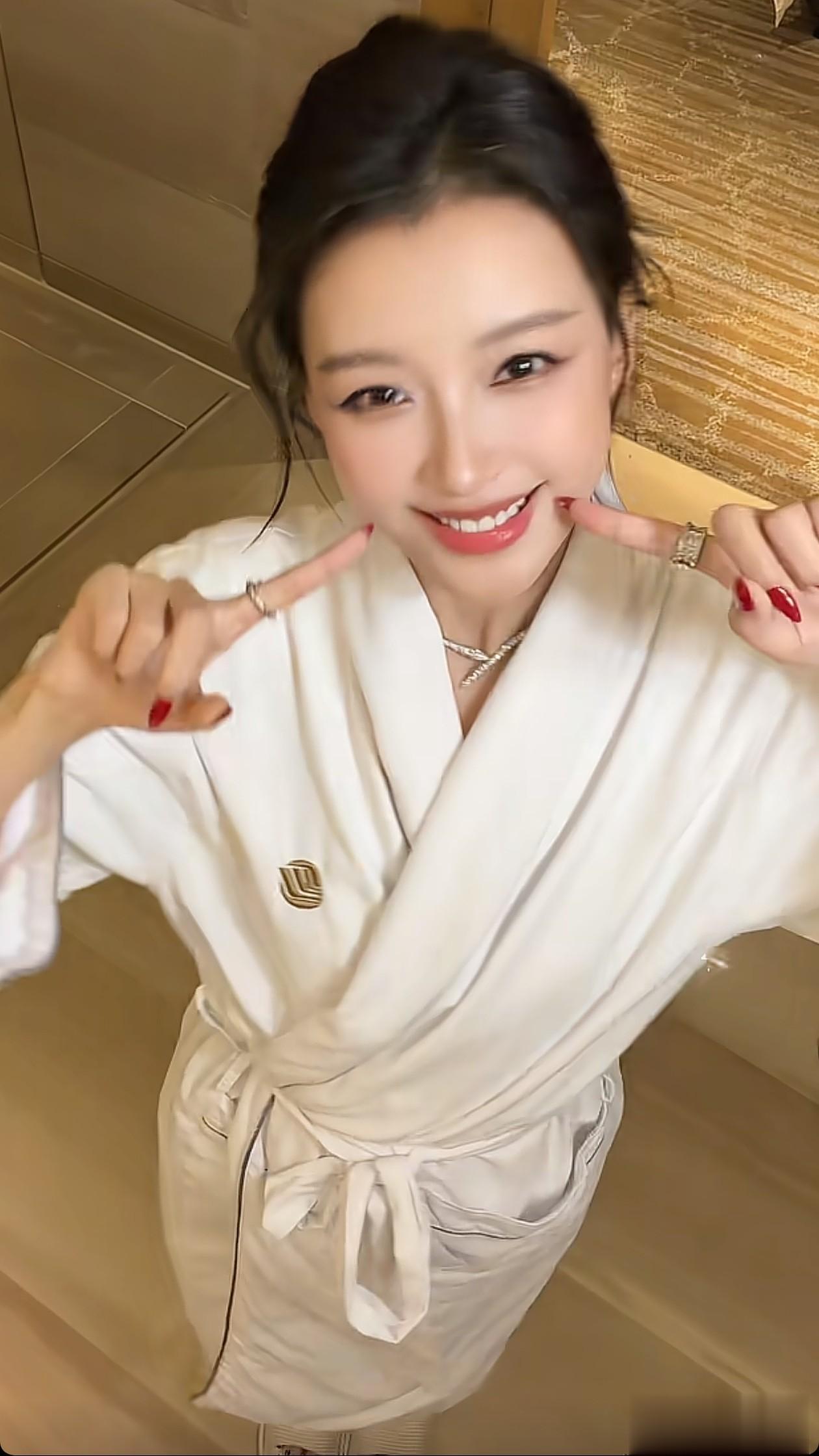 32岁孙怡穿浴袍+拖鞋跳手势舞！脸小巧精致，状态好得不像宝妈