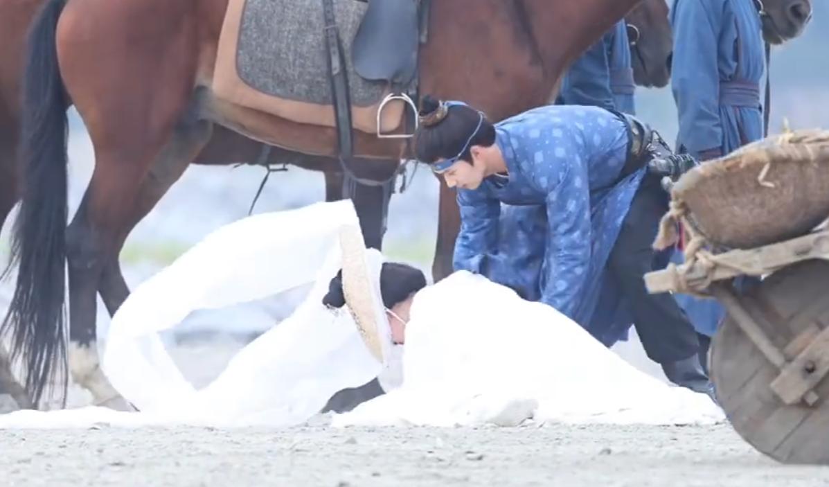 突发！孟子义拍戏被人拽倒，起身后不怒反笑，难怪她能红这么久