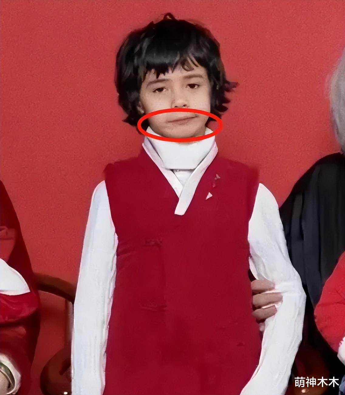 张纪中为娇妻庆生，混血继子站旁边被冷落，下巴后缩网友呼吁关注