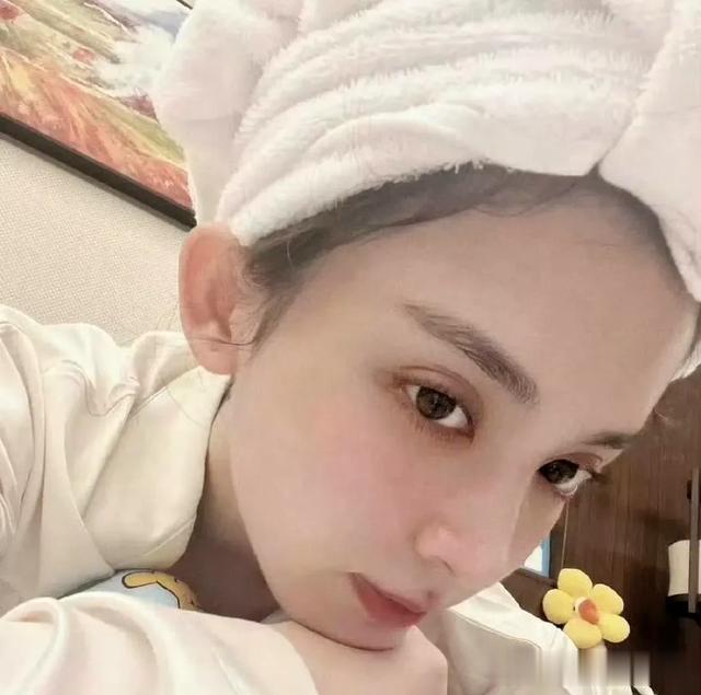 娜扎吃饭被偶遇,长发披散穿着简单随意,素颜状态也太好了吧!