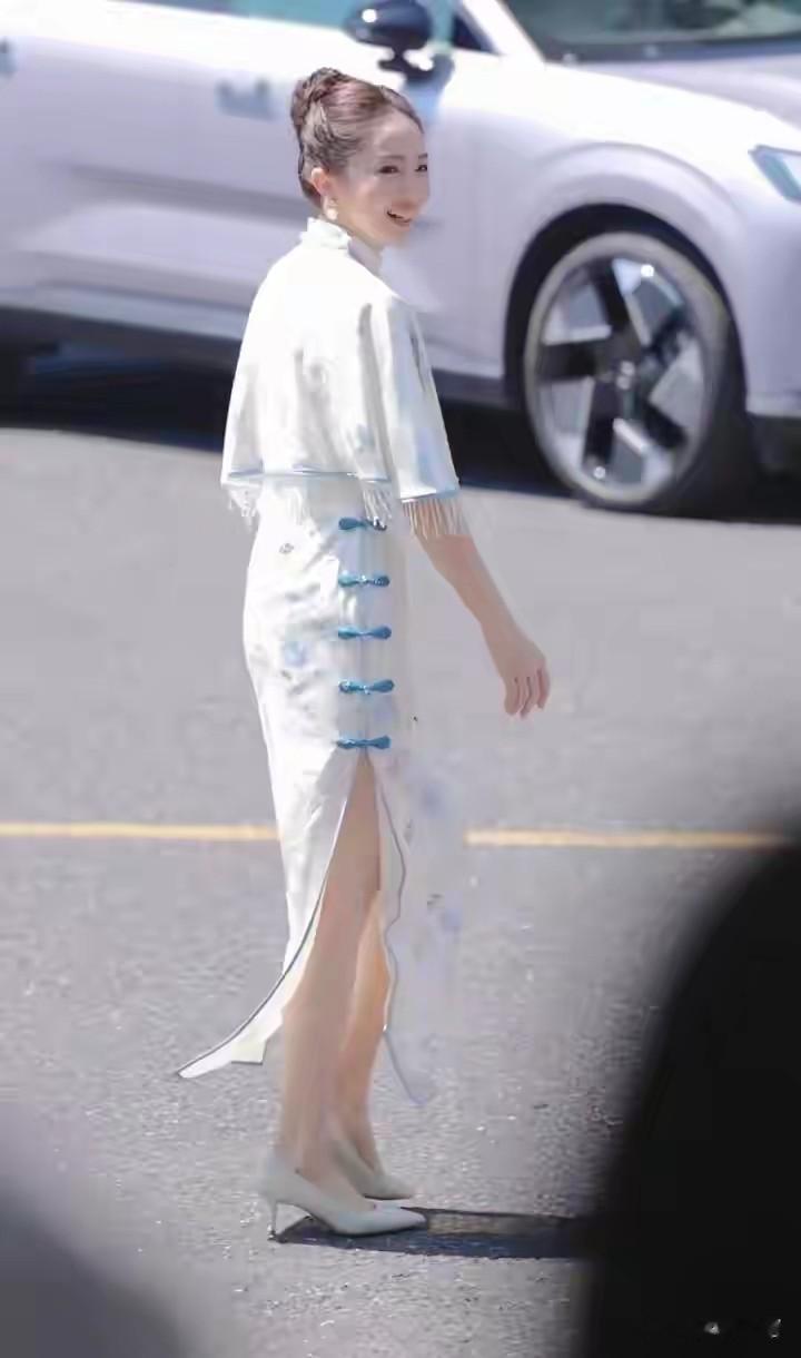 董璇穿白旗袍下车,身材脸蛋在线装嫩,45岁活成了女生羡慕的样子