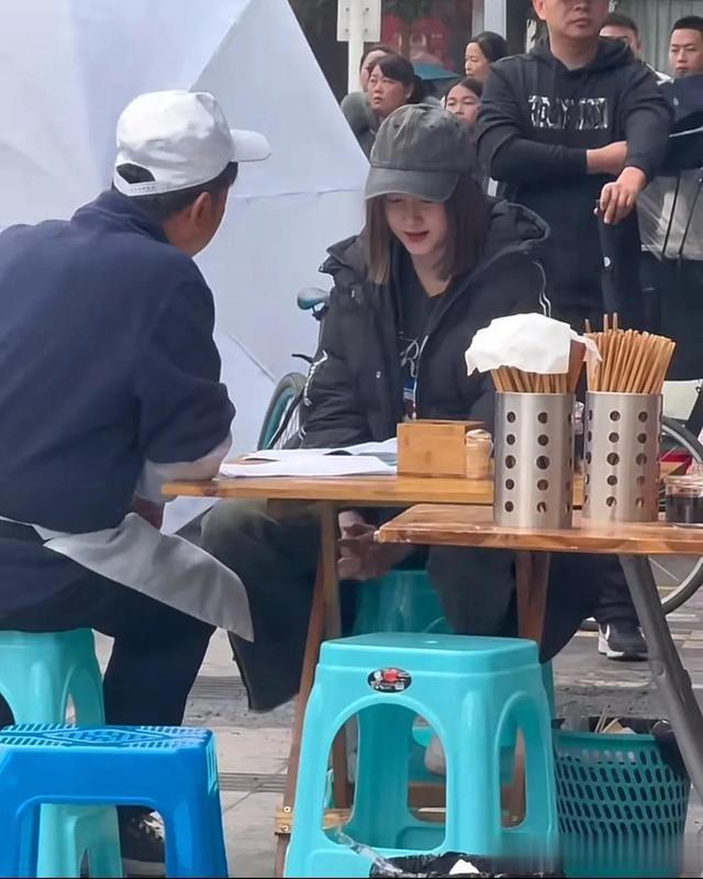 关晓彤现身四川乐山拍戏，一双大长腿超级吸睛，又高又瘦太漂亮了