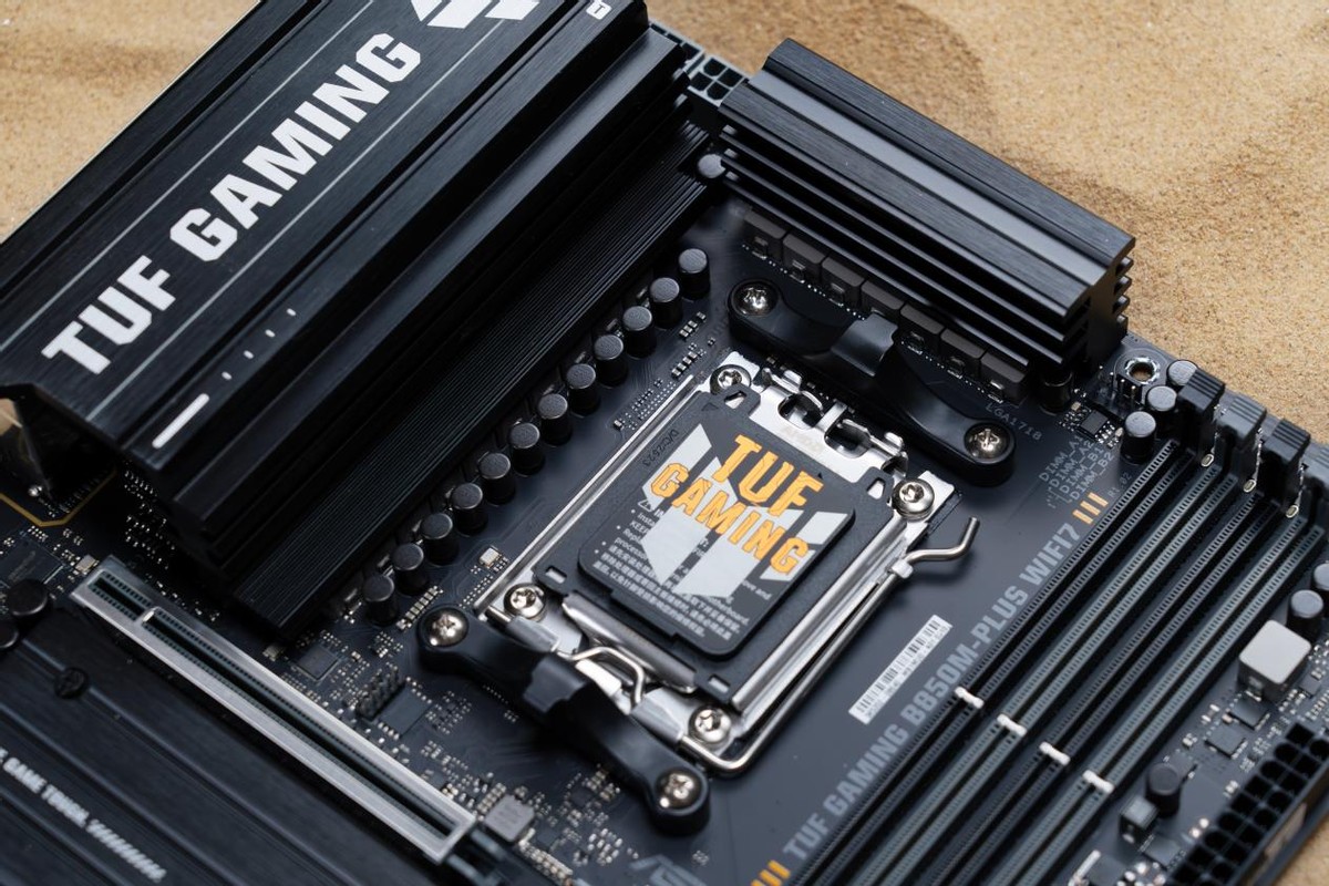 年度爆款主板又来了，布局优化配置升级！华硕B850重炮手二代WIFI7测评