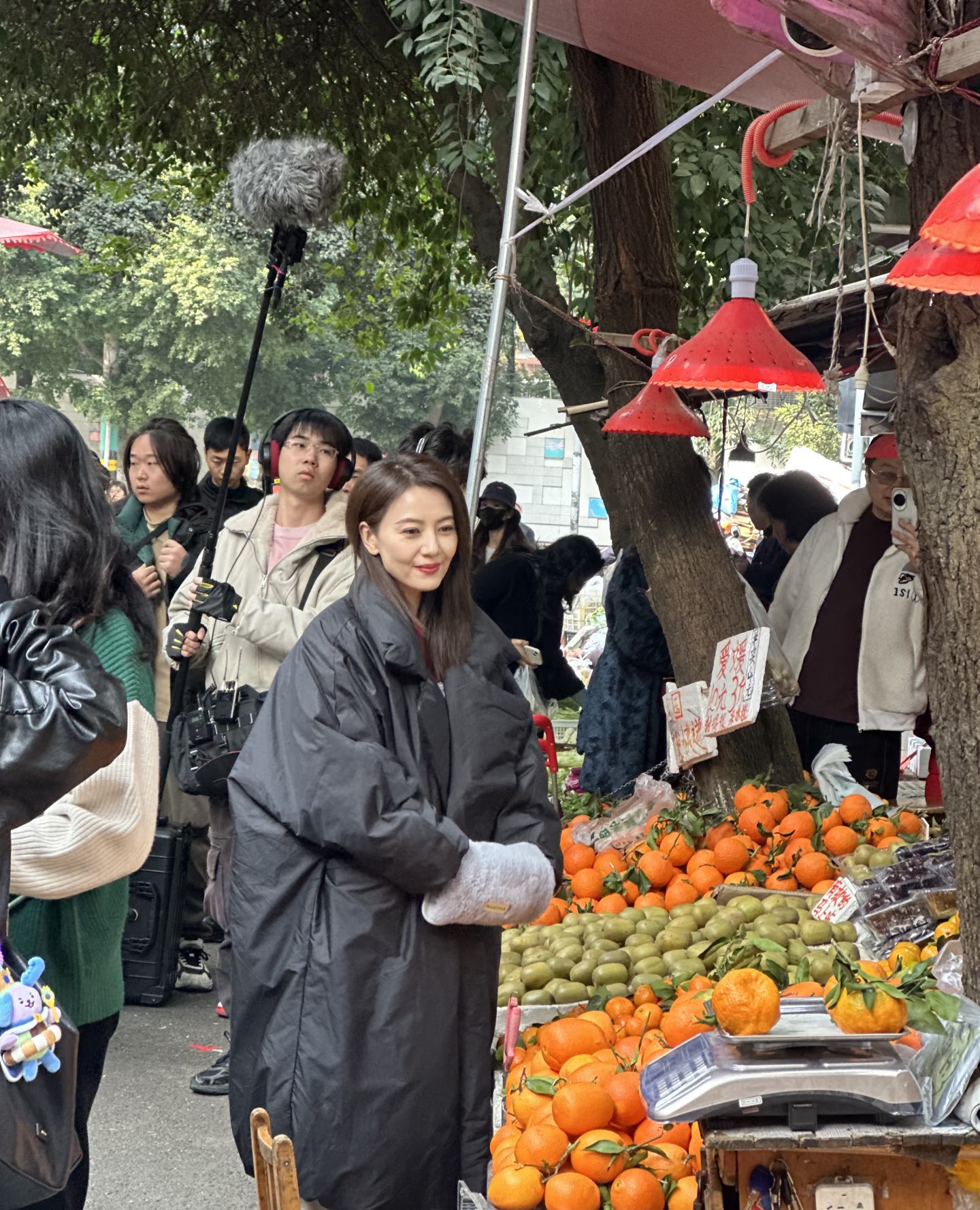 近距离看高圆圆没有假发没有烤瓷牙天然脸很耐看，但用光替惹争议