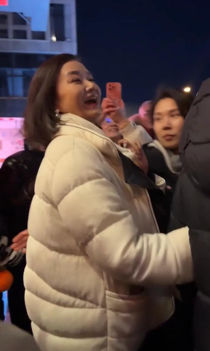 宋祖英去梅大看李素素表演，她拿着华为手机，脸很年轻不像59岁
