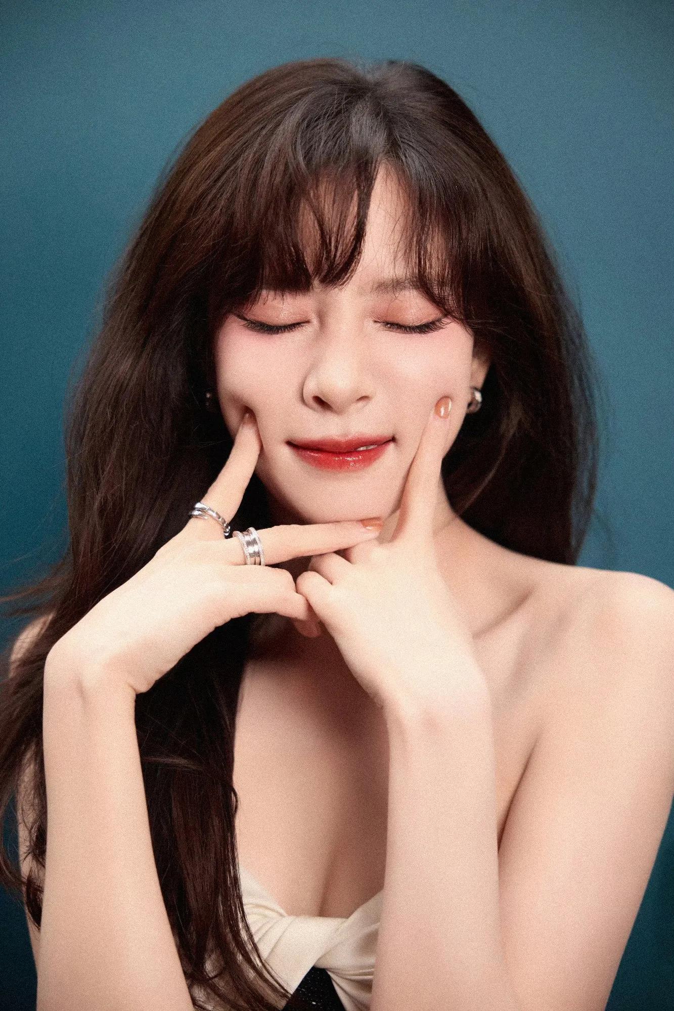 宋妍霏抹胸裙写真美图