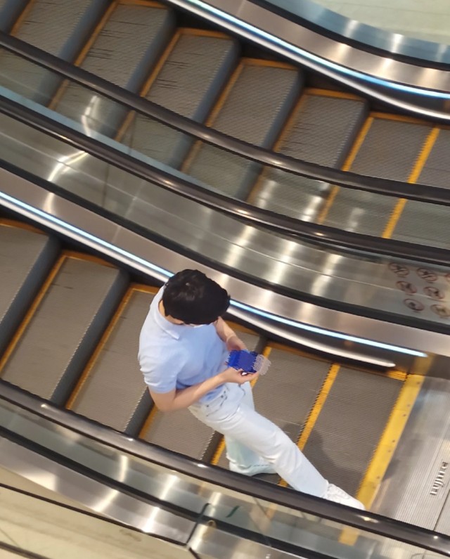 刘雯和井柏然逛街，178个头打扮小女生，望着男友笑成星星眼