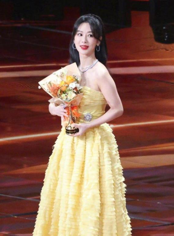 官媒接连发文，高调官宣32岁杨紫喜讯，全网恭喜，终于等到这一天