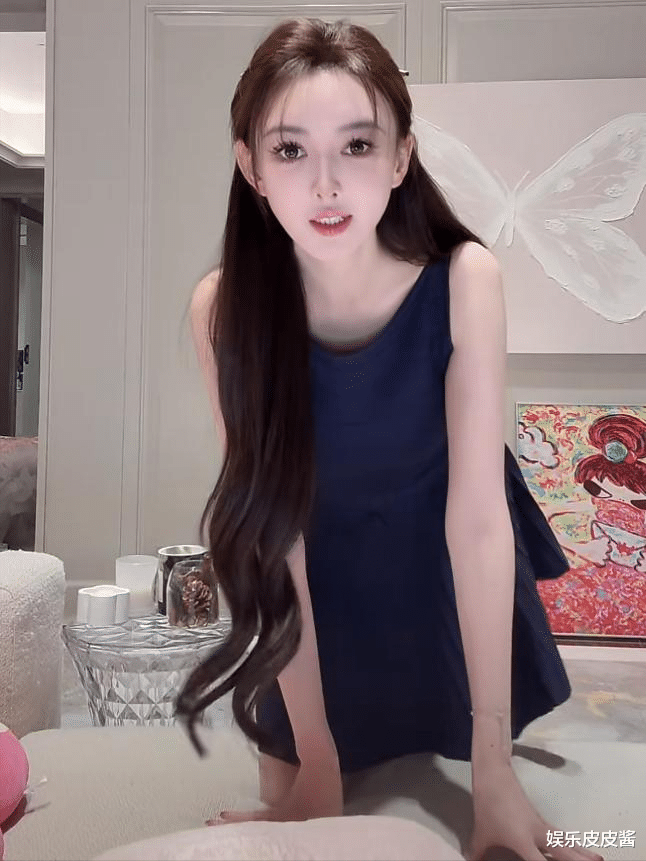 叶珂产后直播露全身，33岁细腰长腿像20岁少女，嘴上的干皮显真实